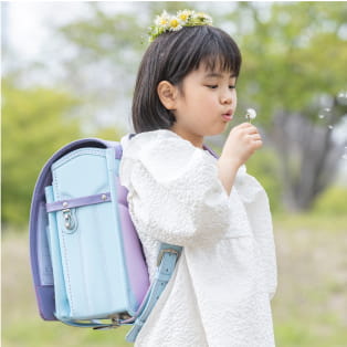 水色のランドセルを背負った女の子